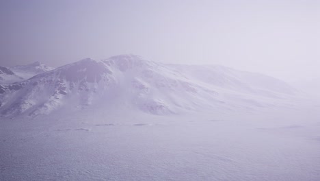 Paisaje-Aéreo-De-Montañas-Nevadas-Y-Costas-Heladas-En-La-Antártida